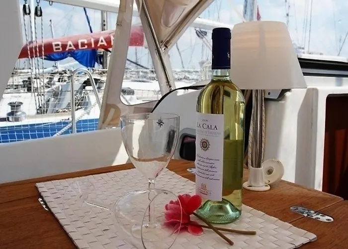 Boat & Sailing Torregrande Sinis Yachting Úszó hotel *